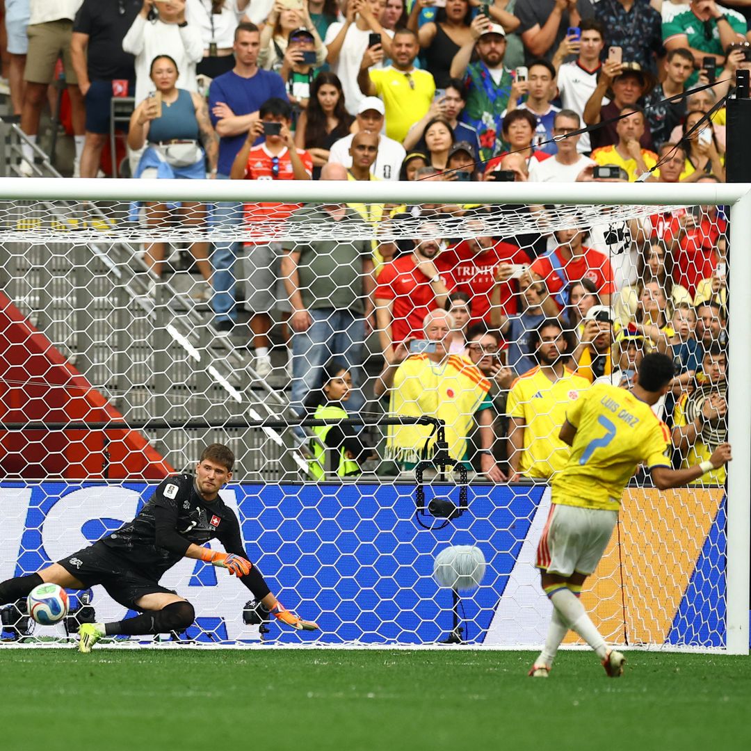 Luis Díaz, de Colombia, anota un penalti ante Gregor Kobel, de Suiza, durante la tanda de penaltis. Foto: Reuters